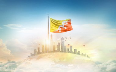 Bhutan bayrağı şehir manzarasına karşı dalgalanıyor