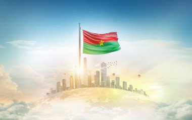 Burkina Faso bayrağı şehir manzarasına karşı dalgalanıyor