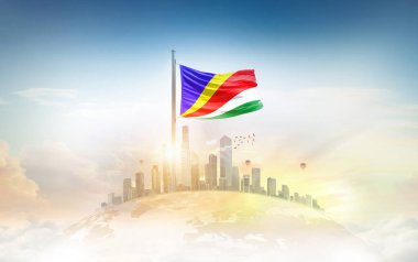 Seyşeller bayrağı şehir manzarasına karşı dalgalanıyor