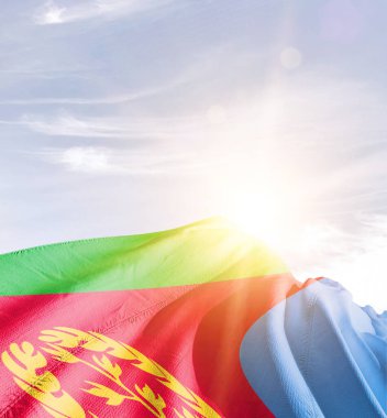 Eritre bayrağı güneşte gökyüzüne doğru dalgalanıyor