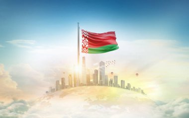 Belarus bayrağı şehir manzarasına karşı dalgalanıyor