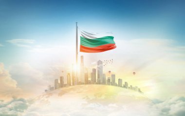 Bulgaristan bayrağı şehir manzarasına karşı dalgalanıyor