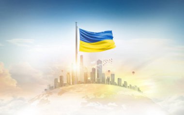 Şehir manzarasının üzerinde Ukrayna bayrağı simgesi  
