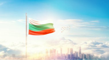 Bulgaristan 'ın şehir manzarasının üzerindeki bayrak simgesi 