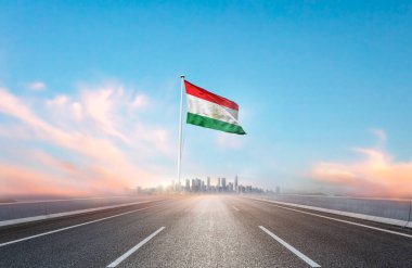 Tacikistan bayrağı şehir manzaralı otoyolda