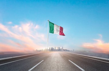 İtalya bayrağı şehir manzaralı otoyolda