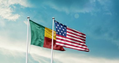 Benin ve ABD bayrakları mavi gökyüzü arka planında 