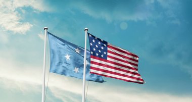 Mikronezya ve ABD bayrakları mavi gökyüzü arka planında 