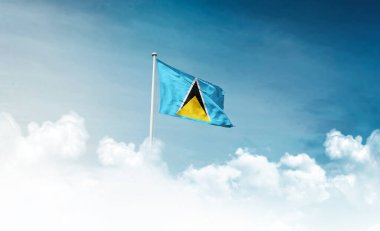 Aziz Lucia bayrağı bulutlu arka planda dalgalanıyor. 