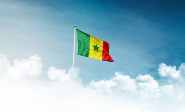 Senegal ulusal bayrağı bulutlarla gökyüzüne doğru dalgalanıyor. 