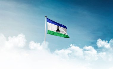 Bulutlu arkaplanda Lesotho bayrağı dalgalanıyor 