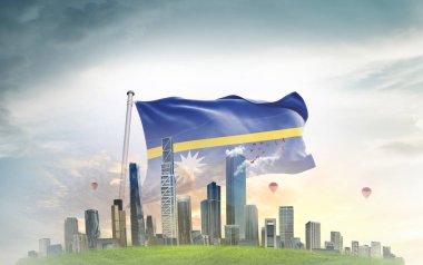 Nauru bayrağı gökyüzünde dalgalanıyor. 