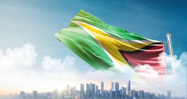 Bulutlu arkaplanda Guyana bayrağı dalgalanıyor 
