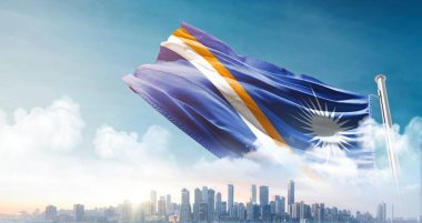 Marshall ulusal bayrağı gökyüzünde dalgalanırken bulutlar, arka planda büyük şehir mimarisi 