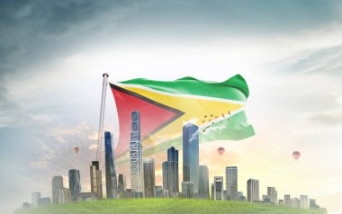 Bulutlu arkaplanda Guyana bayrağı dalgalanıyor 