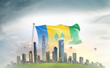 Saint Vincent ve Grenadines bayrağı bulutlu arka planda dalgalanıyor 