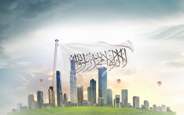 Afganistan bayrağı bulutlu arka planda dalgalanıyor 