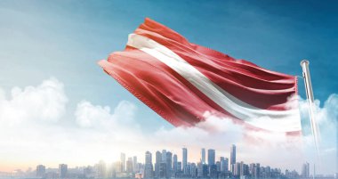 Letonya güzel gökyüzünde bayrak sallıyor