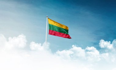 Bulutlu arkaplanda Litvanya bayrağı 