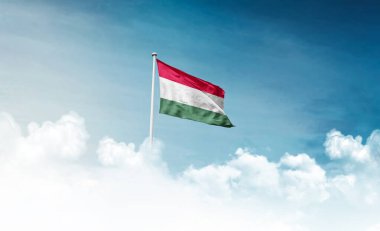 Macaristan ulusal bayrağı gökyüzünde dalgalanıyor 