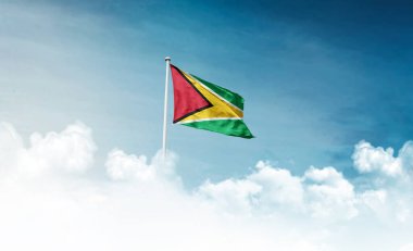 Guyana bayrağı bulutlu arkaplanda dalgalanıyor 