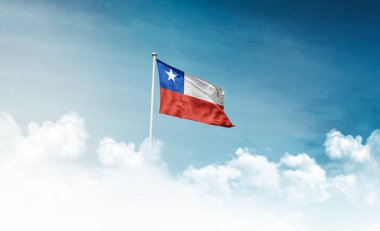 Şili ulusal bayrağı gökyüzüne doğru bulutlarla dalgalanıyor 