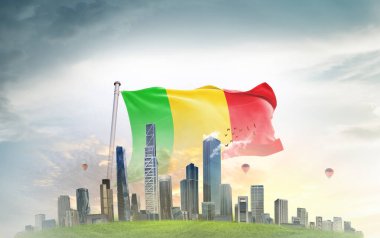 Mali bayrağı gökyüzünde dalgalanıyor, vatanseverlik kavramı