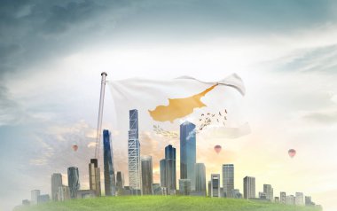 güneşli mavi gökyüzü ve cyp bayrağı 