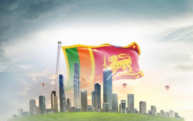 Gün batımında ve gün doğumunda bulutlu arka planda Sri Lanka bayrağı. panoramik görünüm 