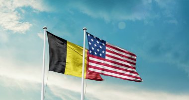  Amerikan ve Belçika bayrakları mavi gökyüzü arka planına karşı 
