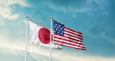 Japonya ulusal bayrağı bulutlar ve ABD bayrağıyla gökyüzünde dalgalanıyor 