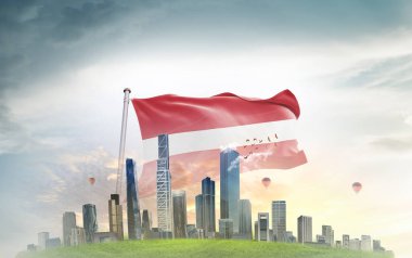 Letonya güzel gökyüzünde bayrak sallıyor