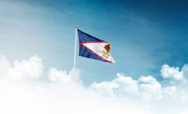 Amerikan Samoa bayrağı bulutlu arka planda dalgalanıyor 