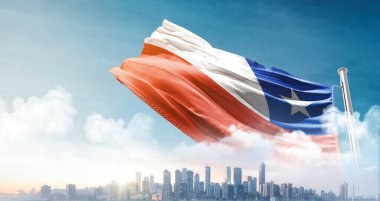 Şili ulusal bayrağı gökyüzünde dalgalanırken bulutlar, arka planda büyük şehir mimarisi 