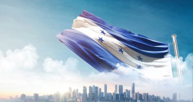 Bulutlu gökyüzü arka planında Honduras bayrağı dalgalanıyor 