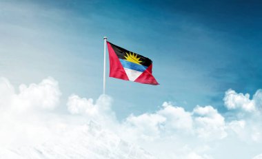Antigua ve Barbuda ulusal bayrağı gökyüzüne doğru dalgalanıyor  