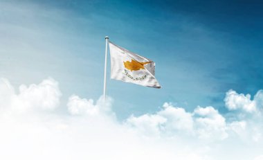 Gökyüzünde dalgalanan Kıbrıs ulusal bayrağı. 