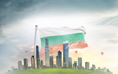 Bulgaristan ulusal bayrağı gökyüzünde dalgalanıyor. 