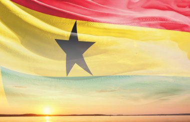 Gana ulusal bayrağı gökyüzünde dalgalanıyor. 