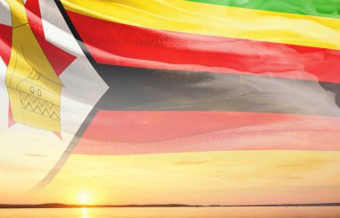 Zimbabwe bayrağı bulutlu arka planda dalgalanıyor 