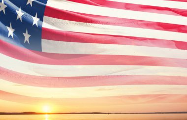 Günbatımında ABD bayrağı 