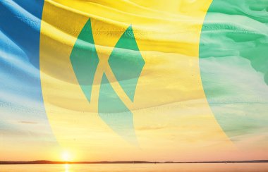 Saint Vincent ve Grenadines Ulusal Bayrağı güzel bir bina siluetinde sallanıyor 