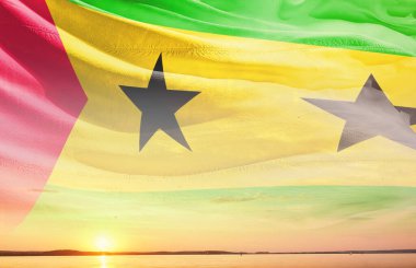 Sao Tome ve Principe ulusal bayrağı güzel bir siluette dalgalanıyor..