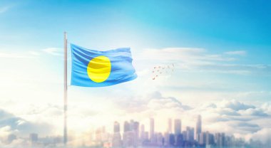 Güzel bina siluetinde dalgalanan Palau ulusal bayrağı 