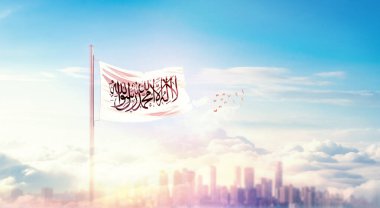 Afganistan ulusal bayrağı güzel bina siluetinde dalgalanıyor 