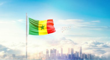 Senegal ulusal bayrağı güzel bina siluetinde dalgalanıyor..