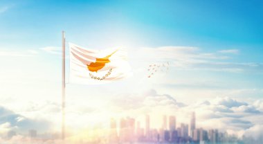 Gökyüzünde dalgalanan Kıbrıs ulusal bayrağı. 