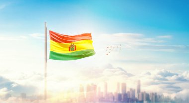 Güzel bina siluetinde sallanan Bolivya ulusal bayrağı 