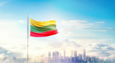 Güzel bina siluetinde dalgalanan Litvanya ulusal bayrağı 