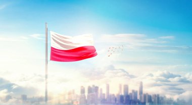 Polonya ulusal bayrağı güzel bina siluetinde dalgalanıyor.